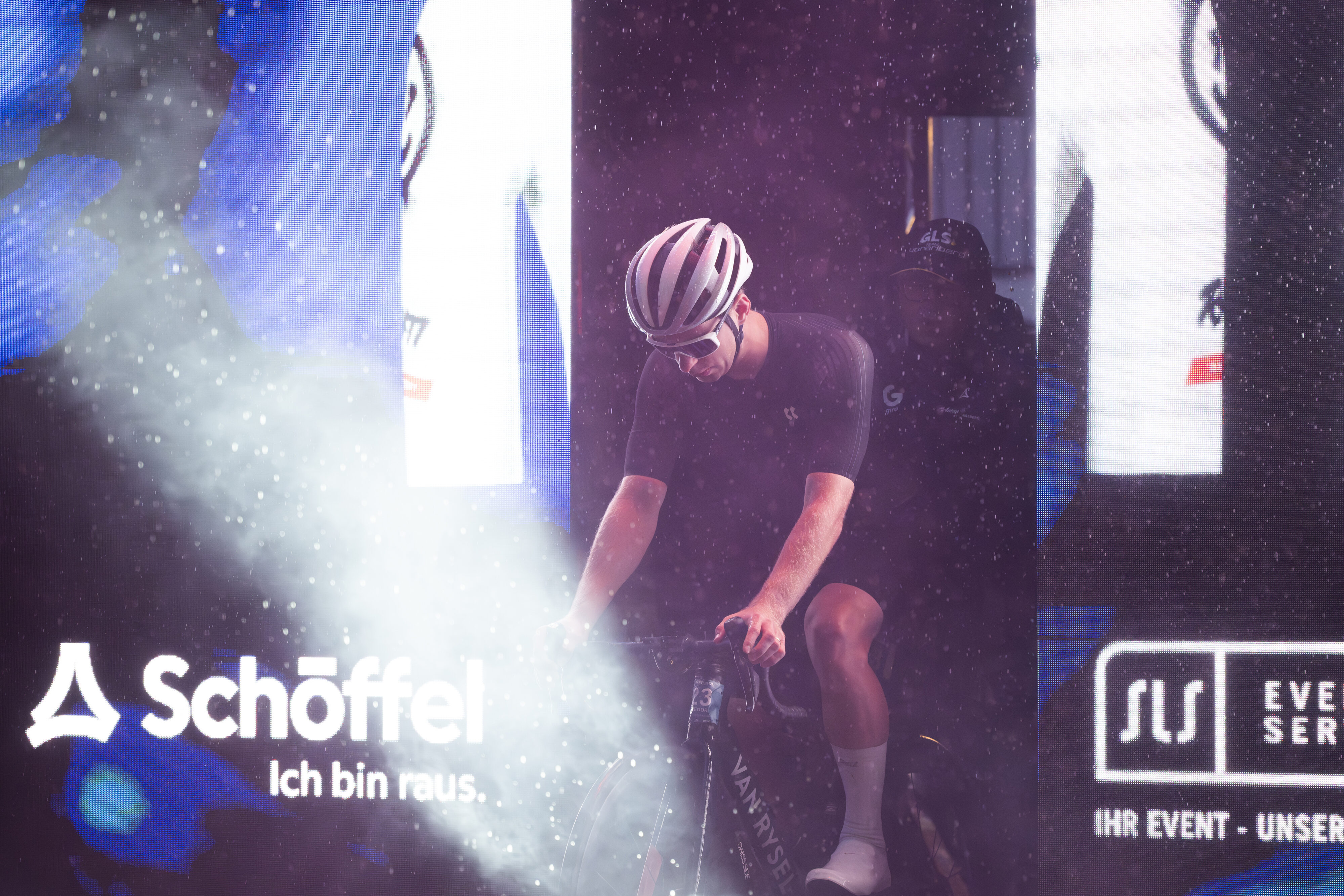 Bühne mit Videowand beim Night Sprint 2025 in St. Anton am Arlberg