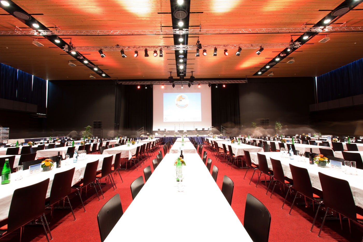 Festlich gedeckter Saal bei einem Kongress im Arlberg WellCom