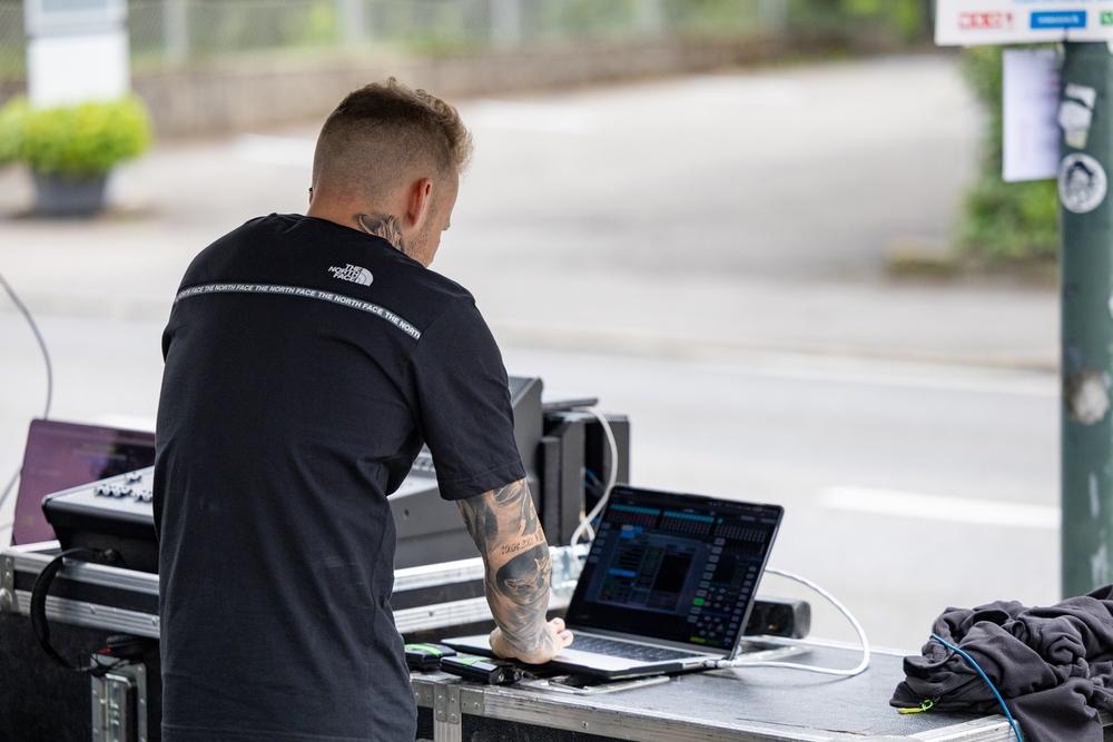 Techniker mit Laptop und Videotechnik beim Radkriterium Rankweil