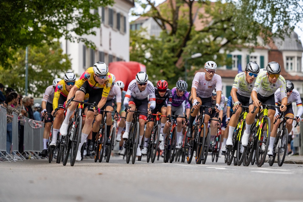 Radfahrer im Rennen beim Radkriterium Rankweil 2025