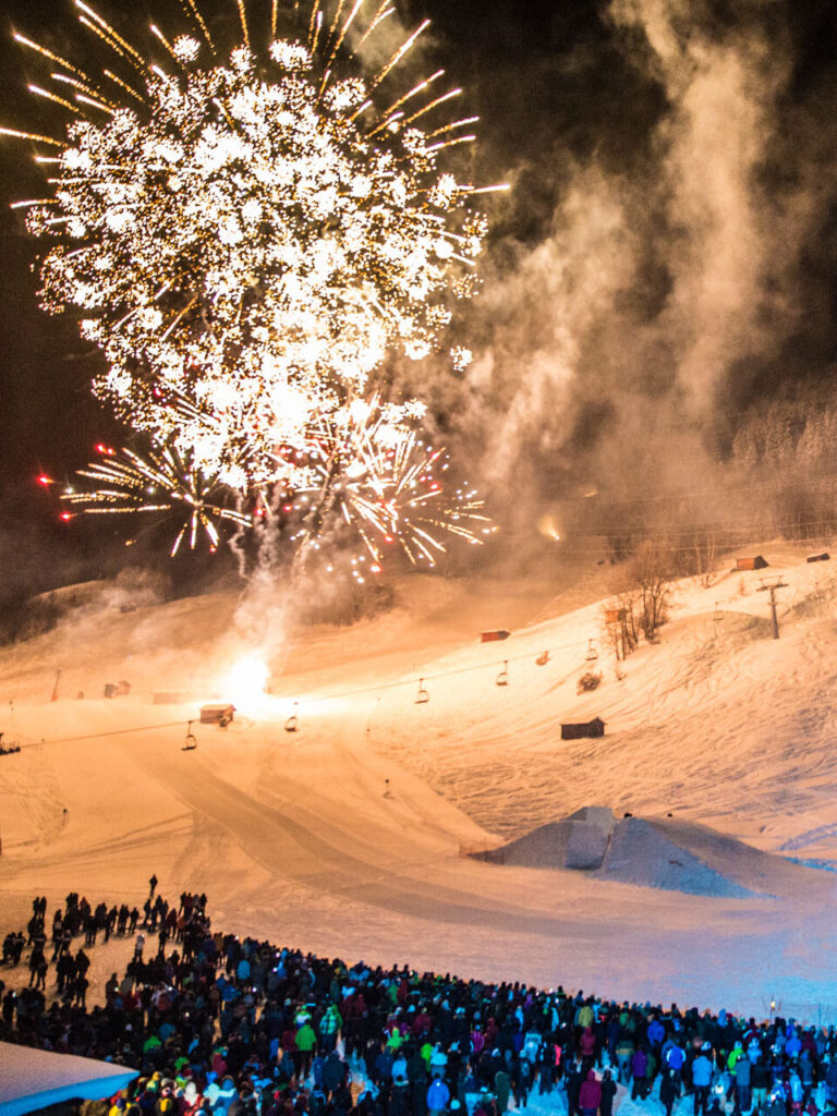 Feuerwerk und Pyrotechnik bei der Ski-Show in St. Anton am Arlberg