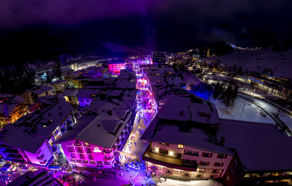 Nachtaufnahme der Ski Open 2025 in St. Anton am Arlberg mit Eventbeleuchtung