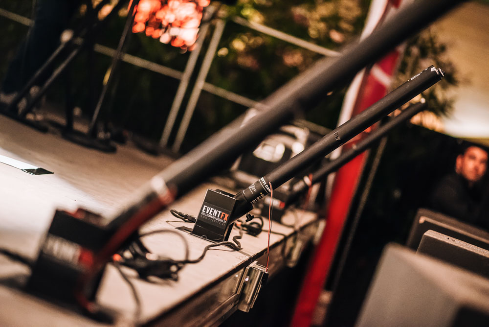 Mischpult und Mikrofon bei einem Live-Konzert