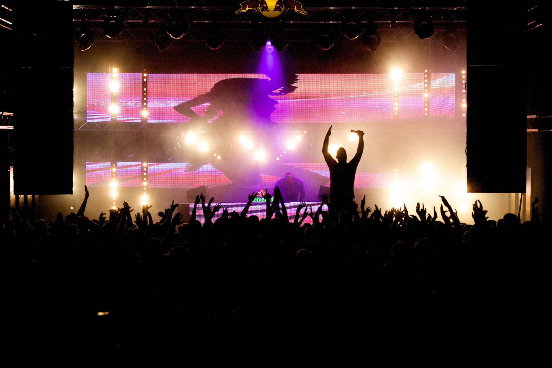 Bühnenshow mit Licht und Nebel bei Tanz in der Halle