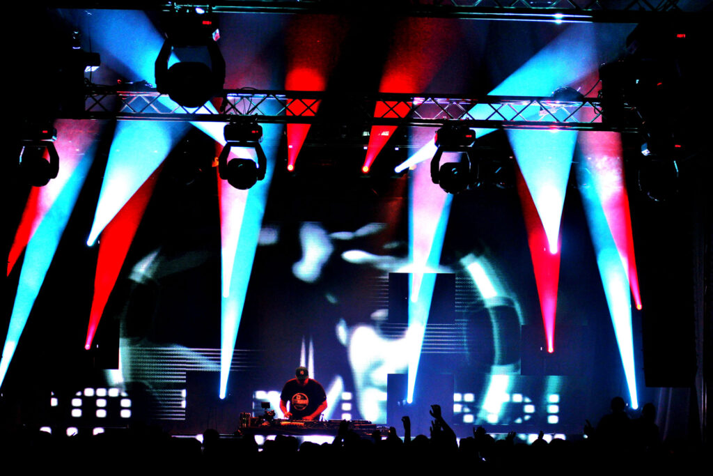 Bunte Lichtshow auf der Bühne bei Tanz in der Halle