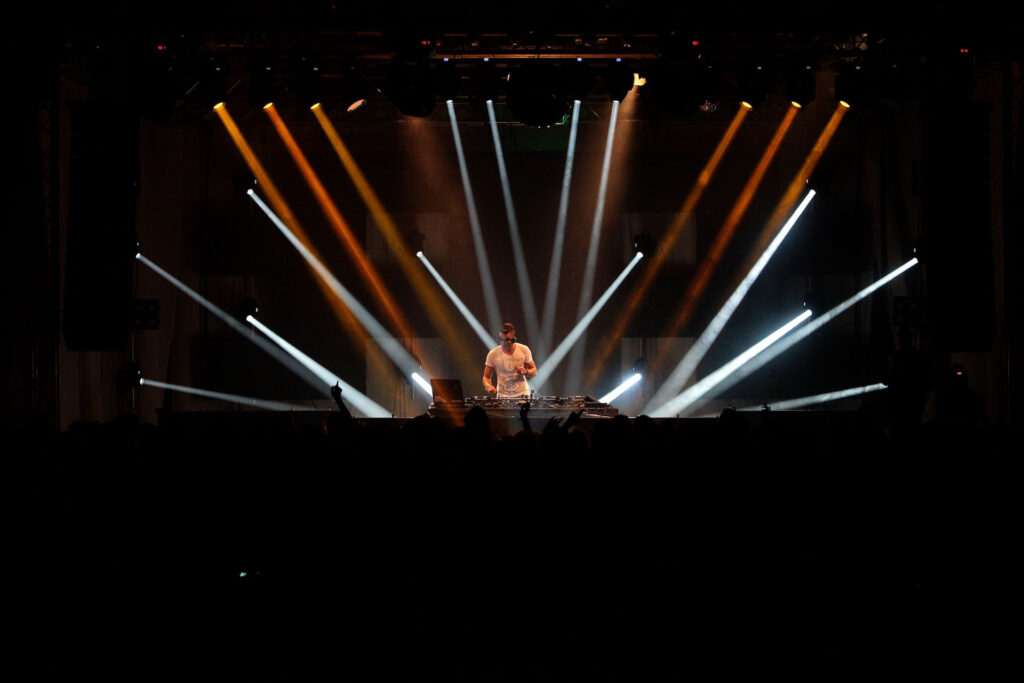 Lichtstrahlen auf der Bühne bei Tanz in der Halle