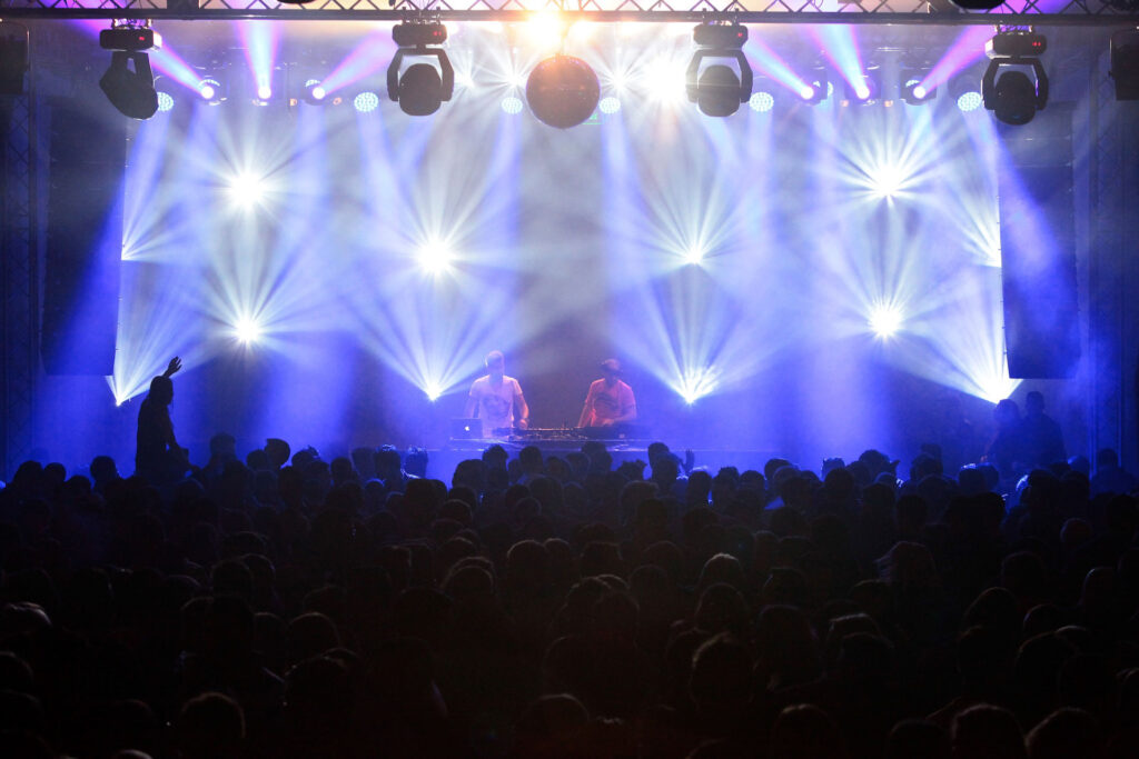 Bühnenlicht von oben bei Tanz in der Halle