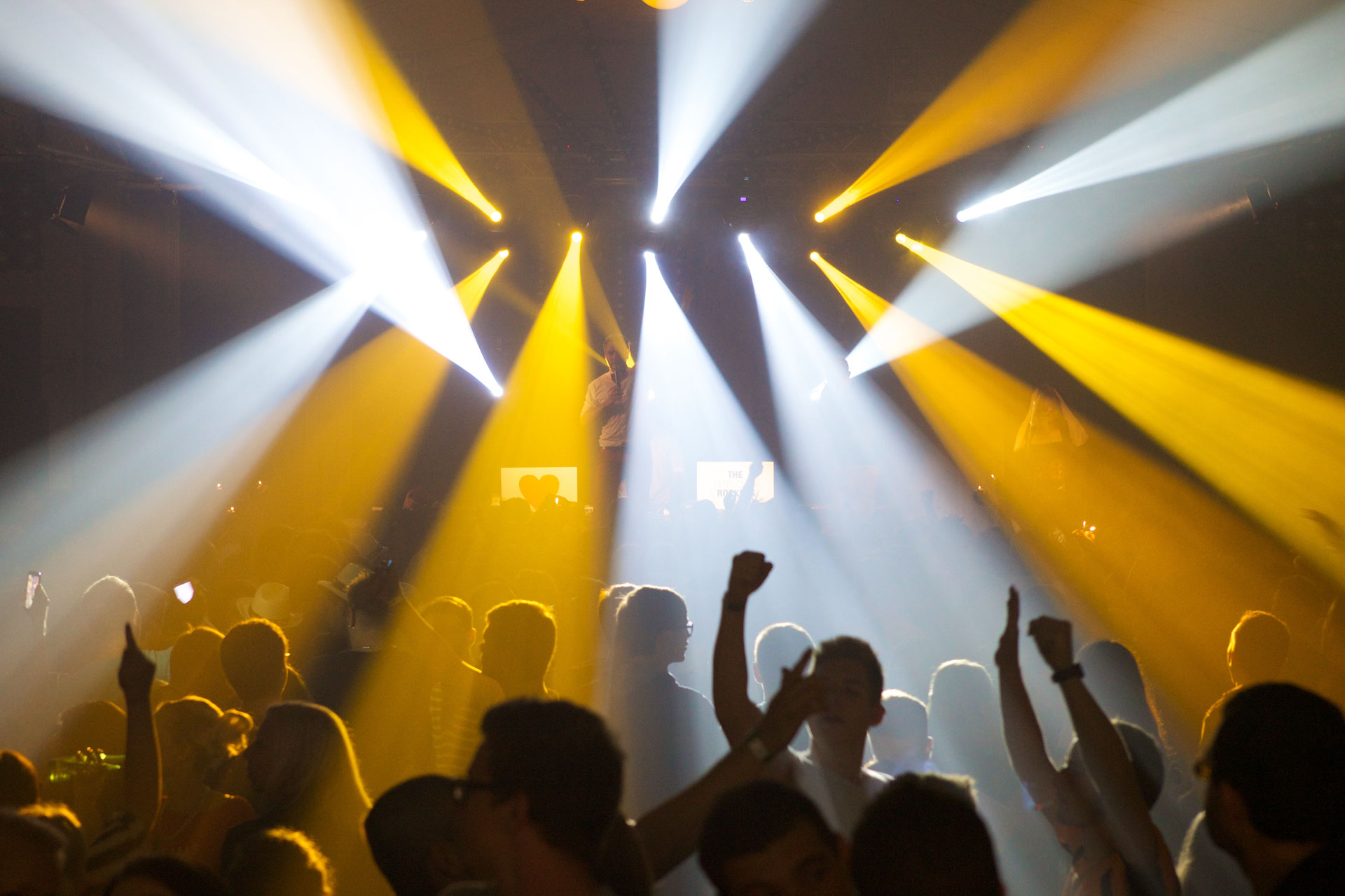 Lichtshow mit Moving Heads über dem Publikum bei einem Konzert
