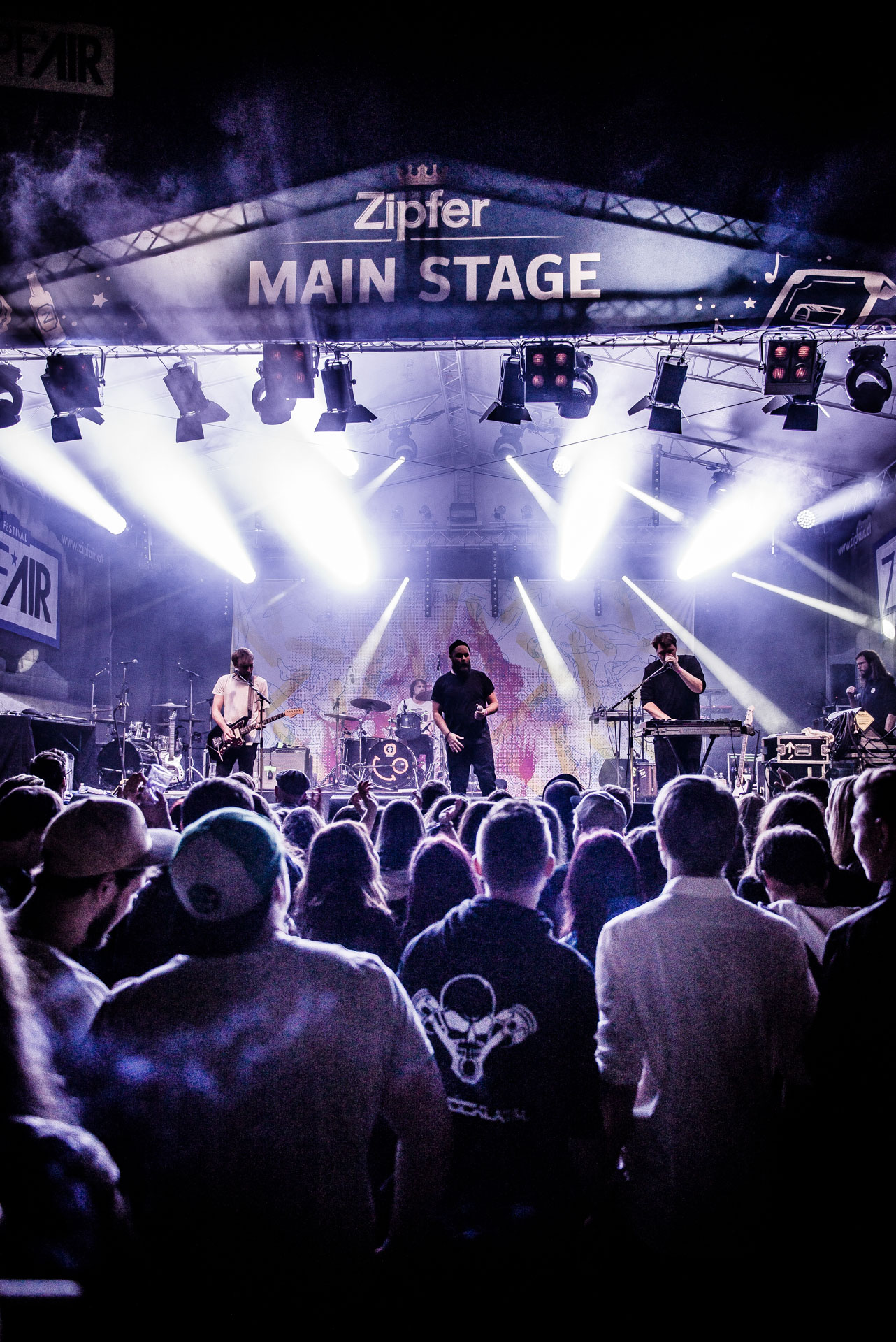 Konzertbühne mit Lichttechnik beim Zipfair Festival