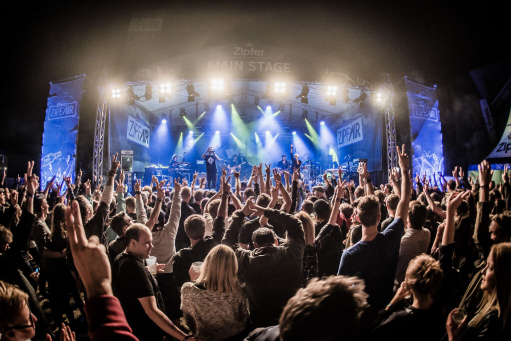 Publikum vor der Festivalbühne beim Zipfair Festival