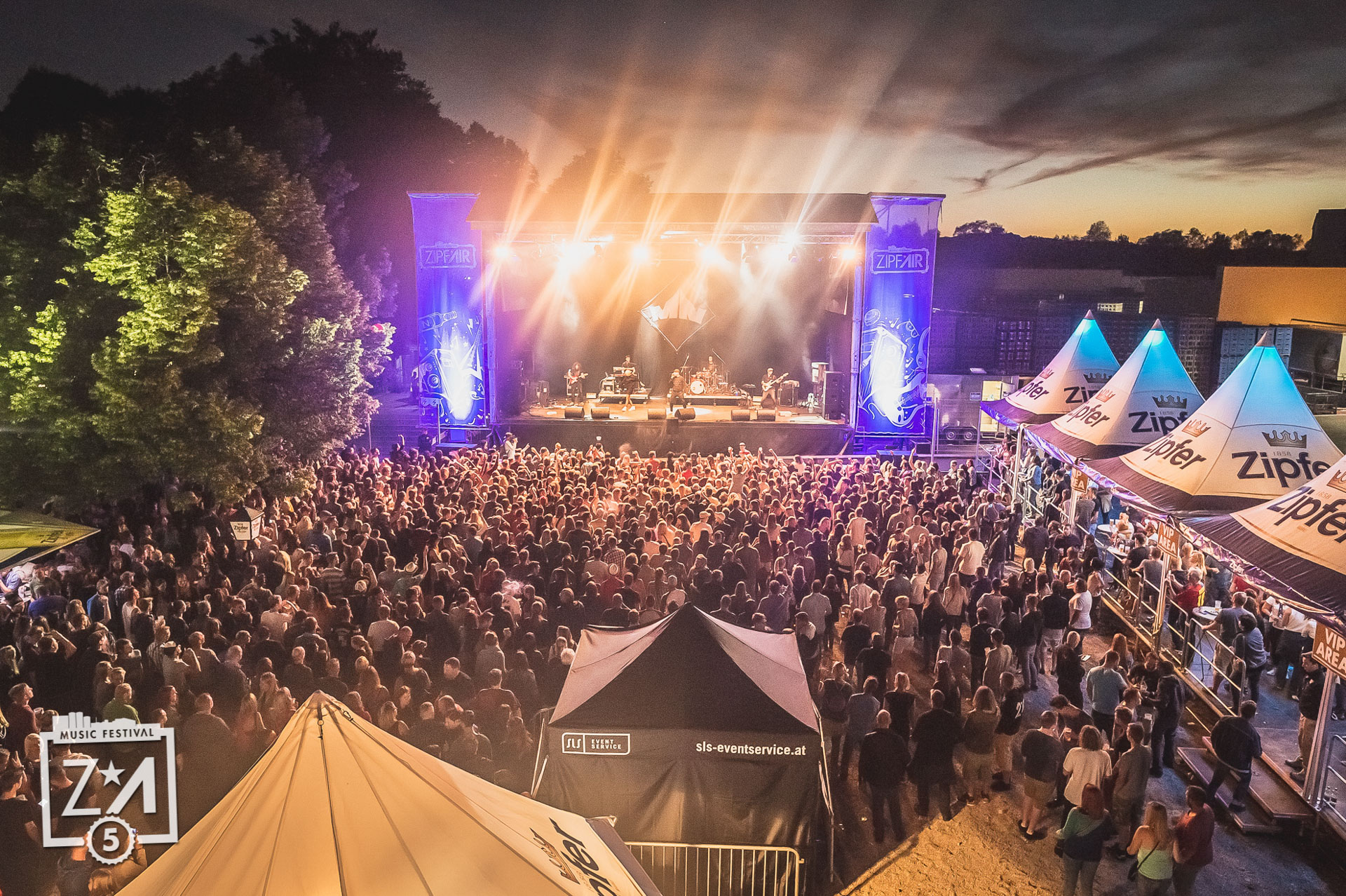 Festivalgelände mit Bühne und Publikum beim Zipfair Festival 2017