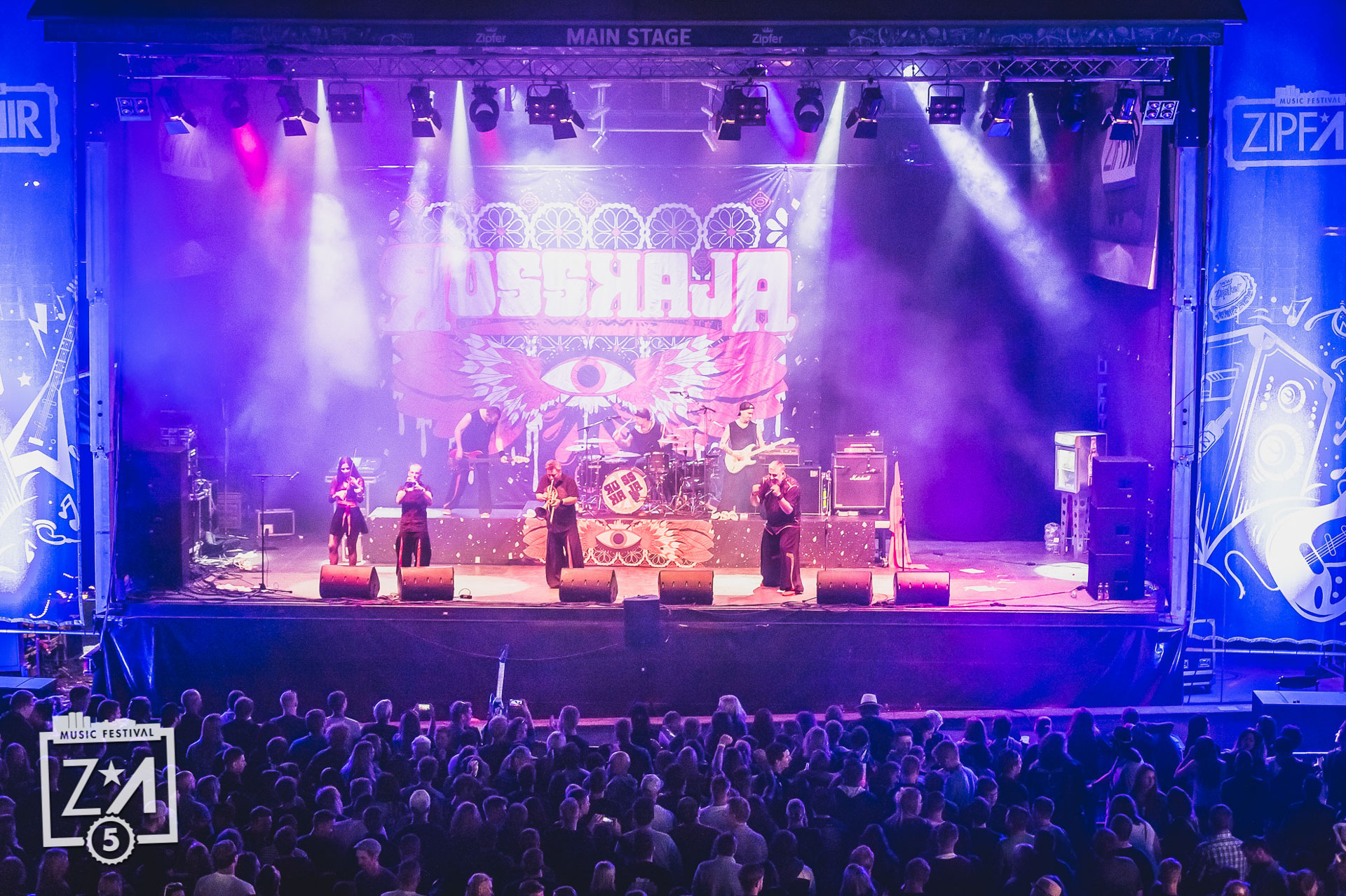 Band auf der Festivalbühne beim Zipfair Festival 2017