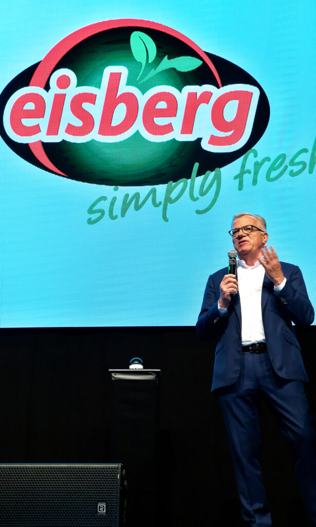 Redner auf der Bühne bei der Eisberg-Eröffnung