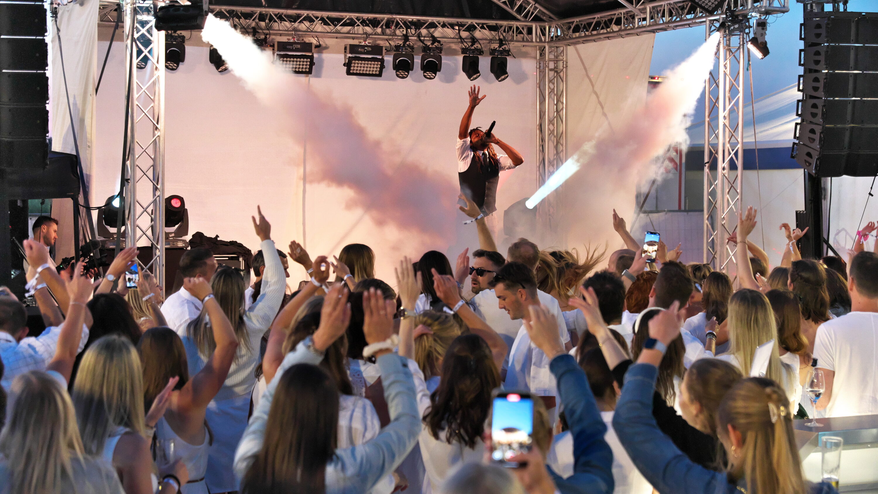 Feiernde Gäste vor der Bühne beim Hofer Sommerfest