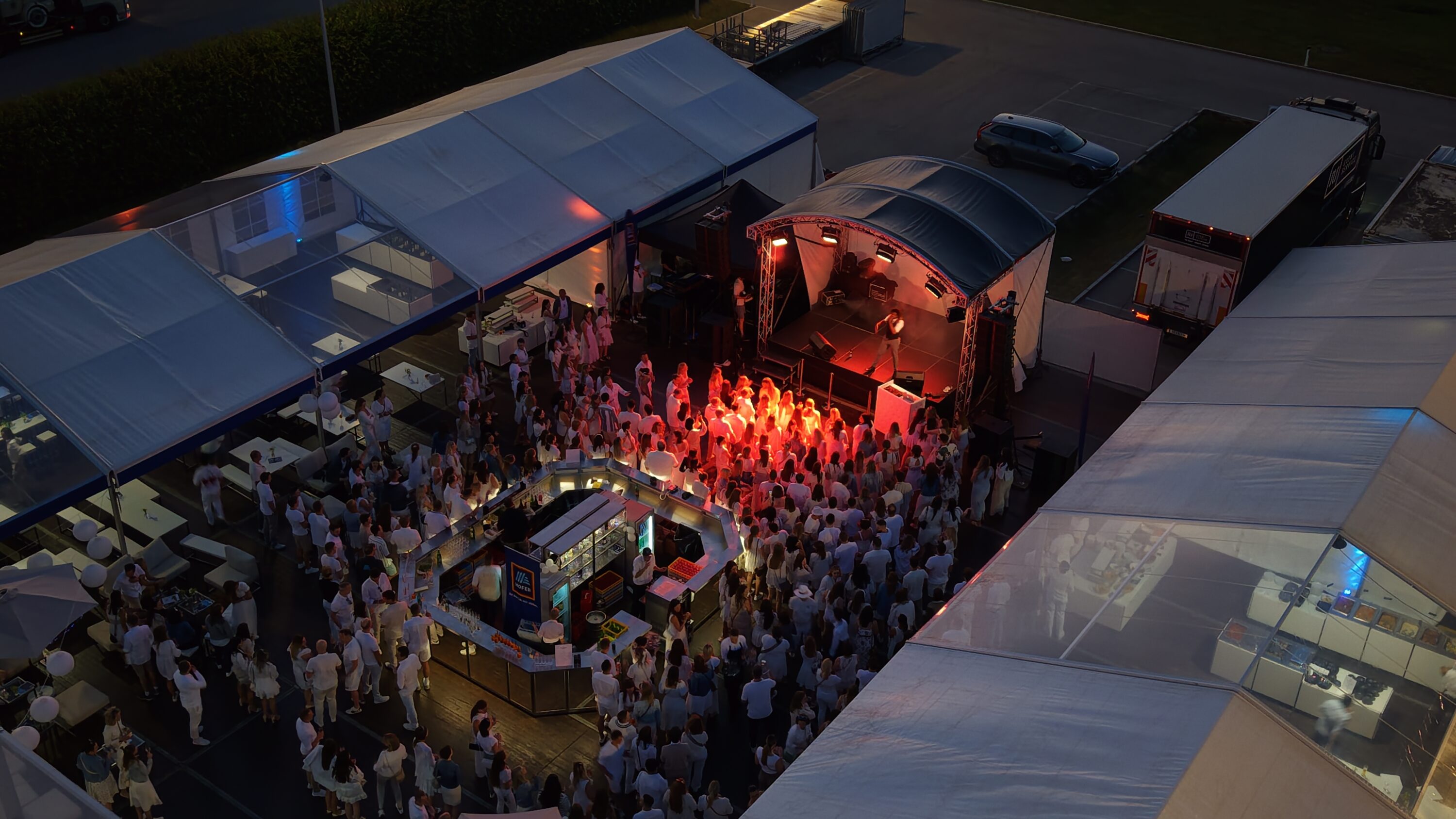 Luftaufnahme von Bühne und Publikum beim Hofer Sommerfest
