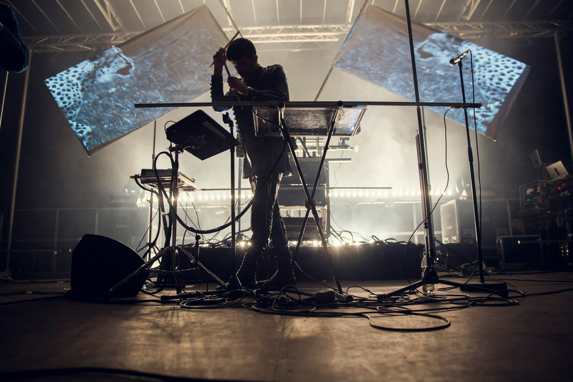 Musiker mit Keyboards auf beleuchteter Bühne