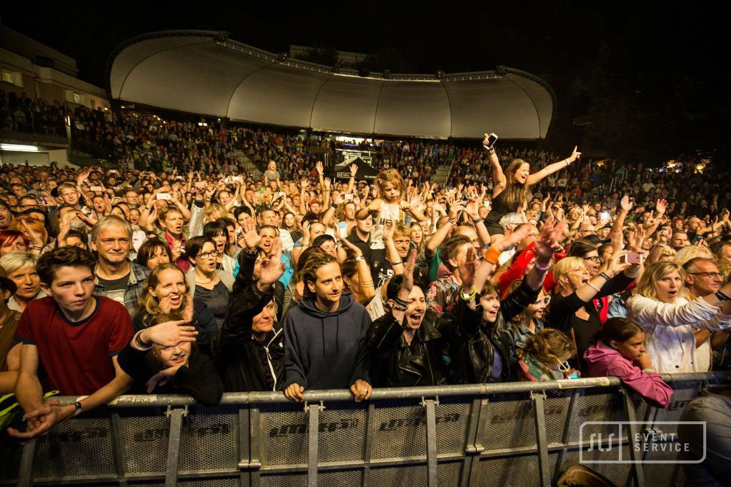 Volle Halle mit Publikum bei einem Konzert
