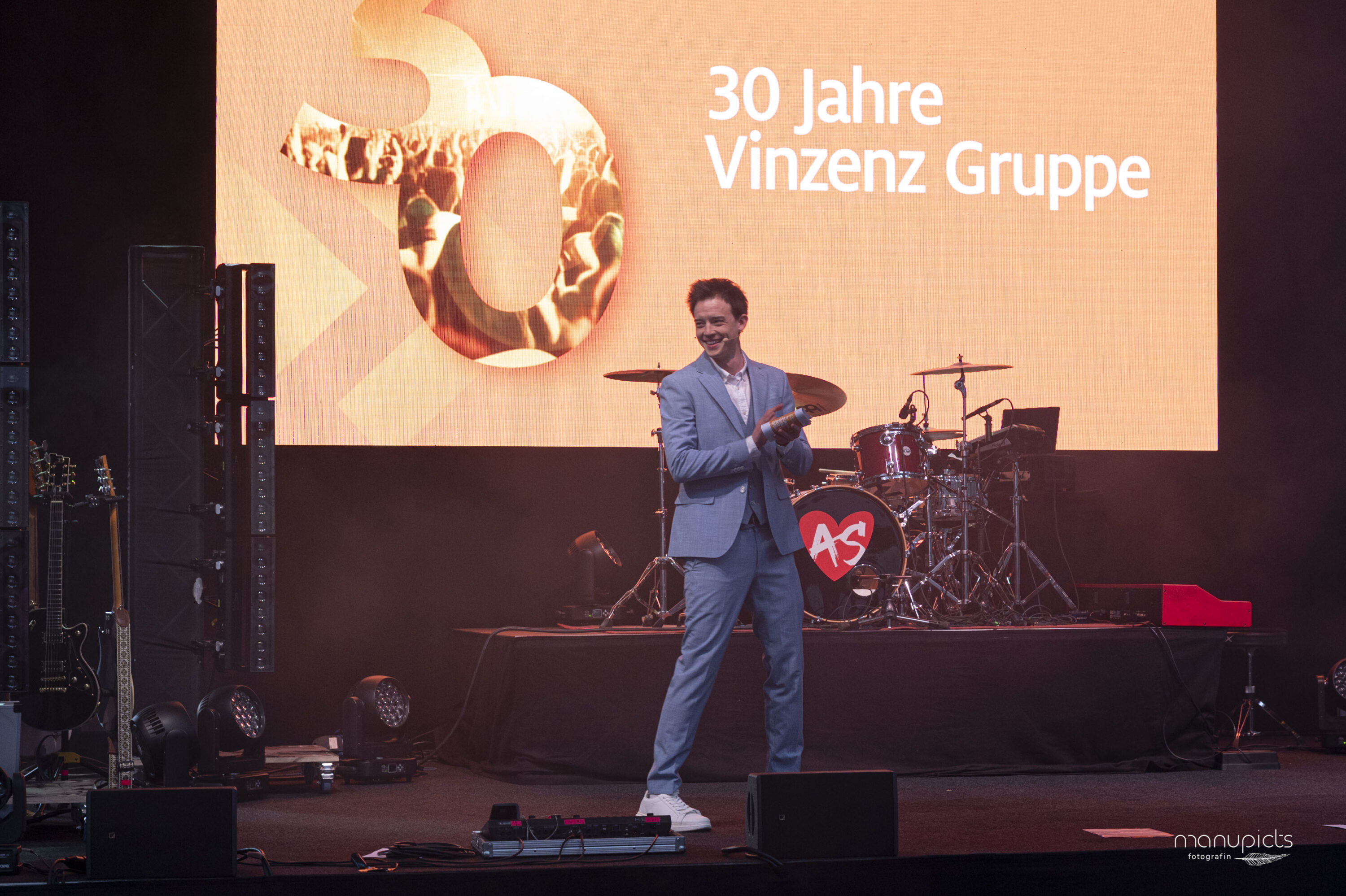 Moderator auf der Bühne bei 30 Jahre Vinzenz Gruppe
