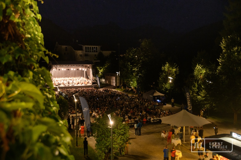 Großes Open-Air-Konzert mit Orchester und zahlreichem Publikum bei Nacht