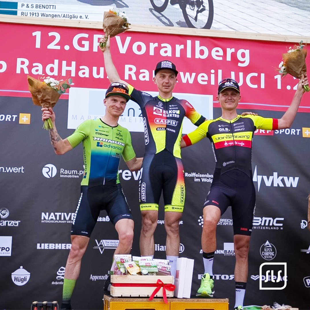 Drei Rennradfahrer mit Blumensträußen auf dem Podium bei der Siegerehrung des 12. GP Vorarlberg