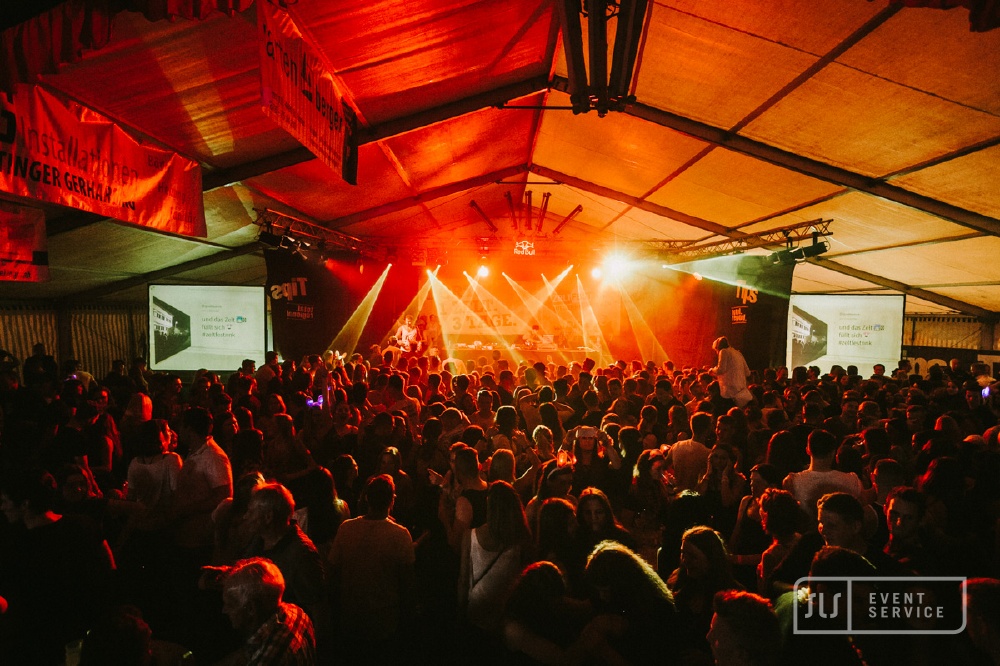 Volles Festzelt mit Konzertbühne, Lichtshow und professioneller Veranstaltungstechnik von SLS Eventservice