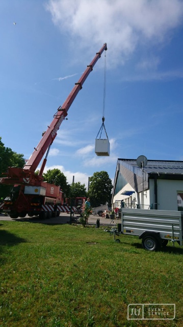 Kran hebt Eventcontainer für den Aufbau einer Veranstaltung von SLS Eventservice