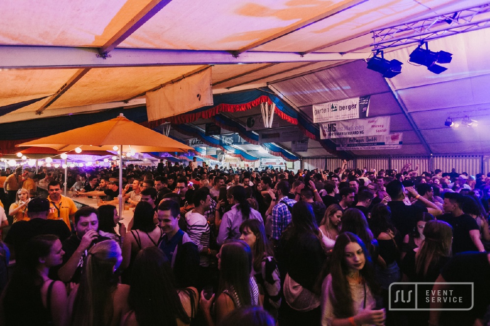 Volles Festzelt mit feiernden Gästen und professioneller Licht- und Veranstaltungstechnik von SLS Eventservice