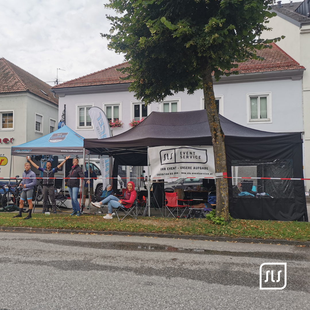 SLS Eventservice Zelt und Personen im Fahrerlager des 24-Stunden-Radmarathons Grieskirchen