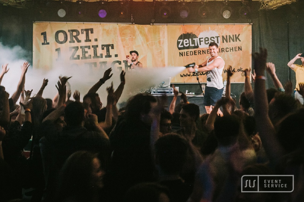 Zeltfest in Niederneukirchen mit Live-Act, feierndem Publikum und Veranstaltungstechnik von SLS Eventservice
