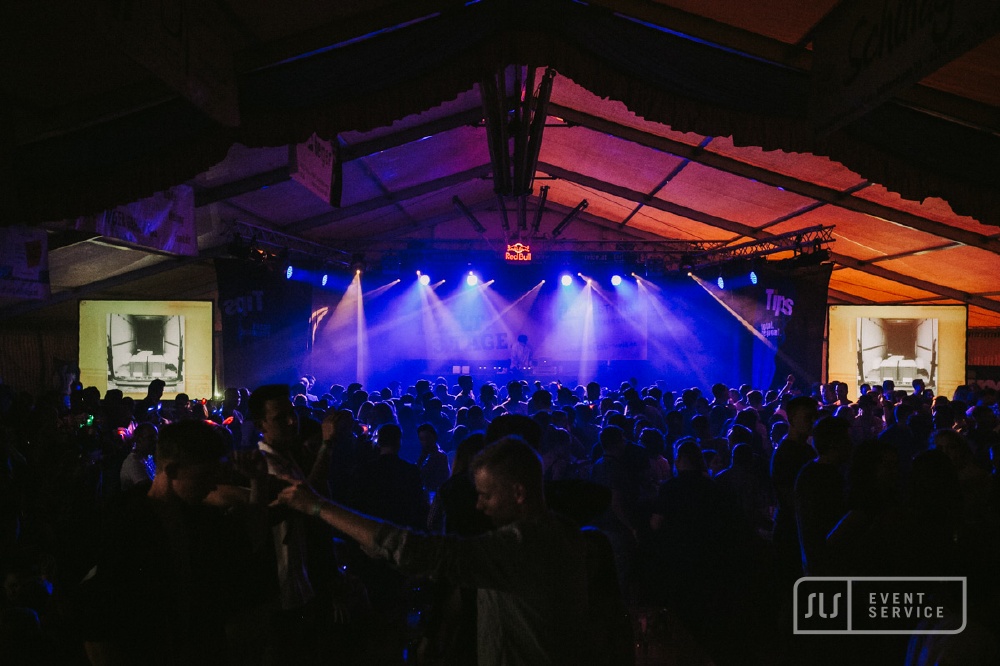 Volles Festzelt mit Konzertbühne, Lichtshow und professioneller Veranstaltungstechnik von SLS Eventservice