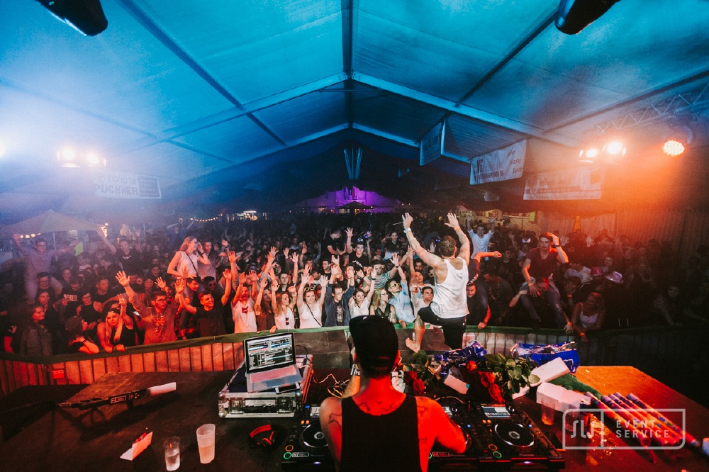 DJ und Live-Act vor feierndem Publikum im Festzelt mit Veranstaltungstechnik von SLS Eventservice