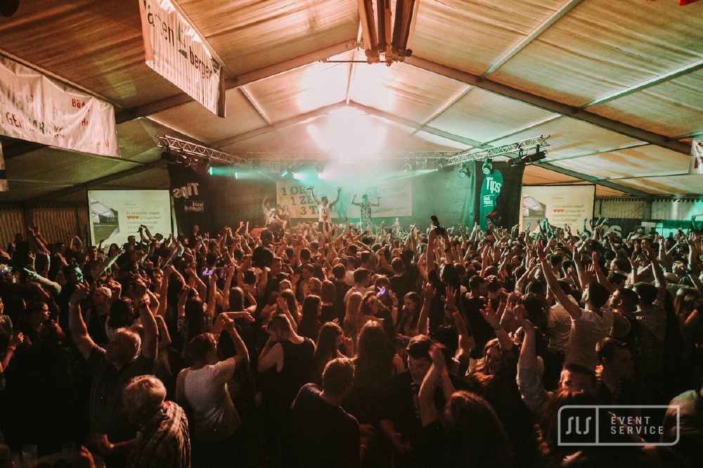 Festzelt Niederneukirchen mit Konzertbühne, Lichtshow und professioneller Veranstaltungstechnik von SLS Eventservice