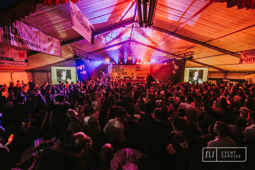 Volles Festzelt mit Bühne, Lichtshow und Veranstaltungstechnik von SLS Eventservice