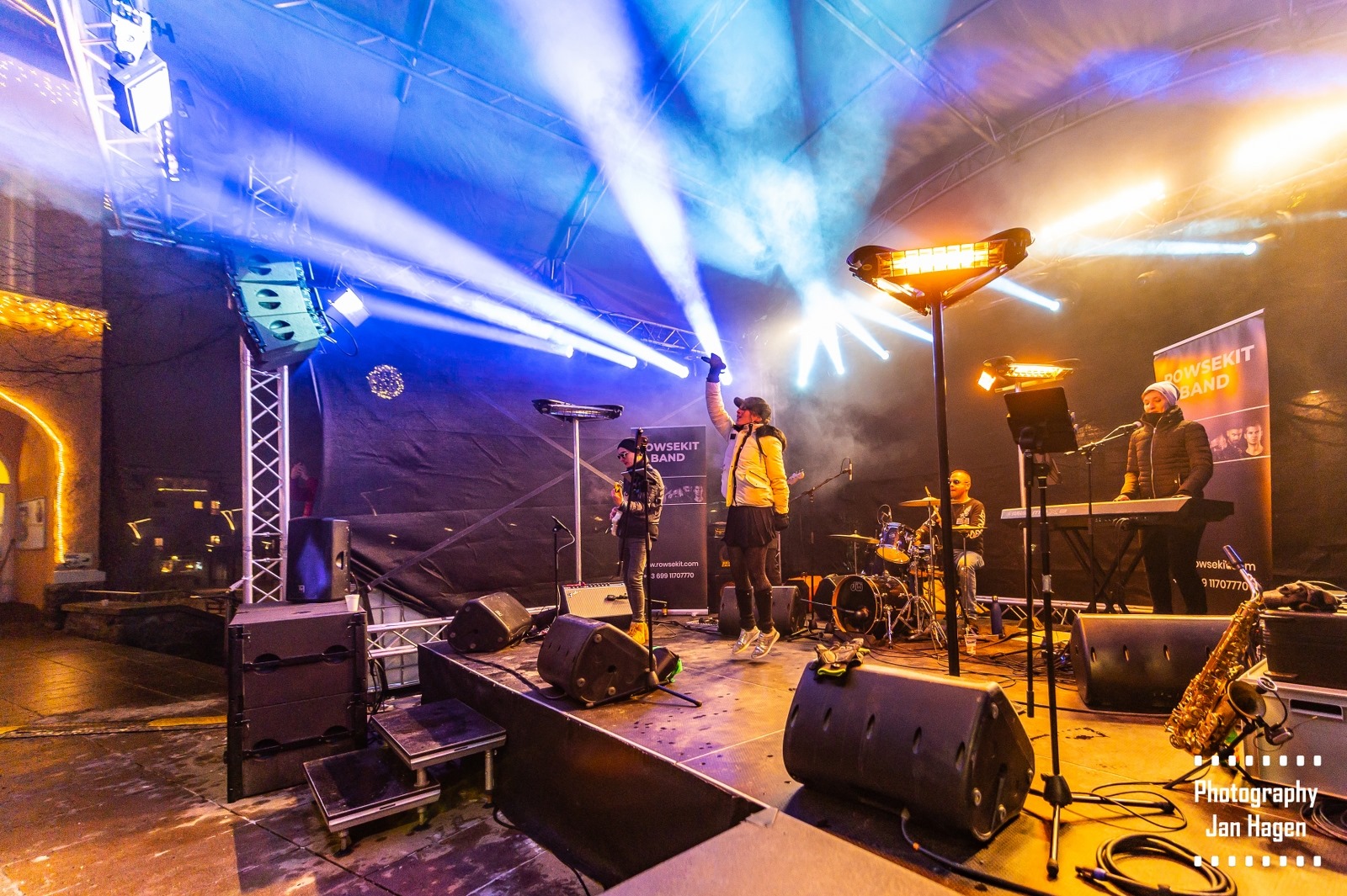 Live-Band auf einer beleuchteten Bühne bei einer Veranstaltung in Bad Hofgastein