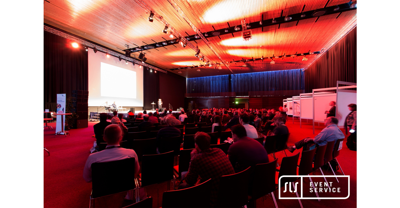 Kongress mit Bühne, Projektion, Lichttechnik und professioneller Veranstaltungstechnik von SLS Eventservice