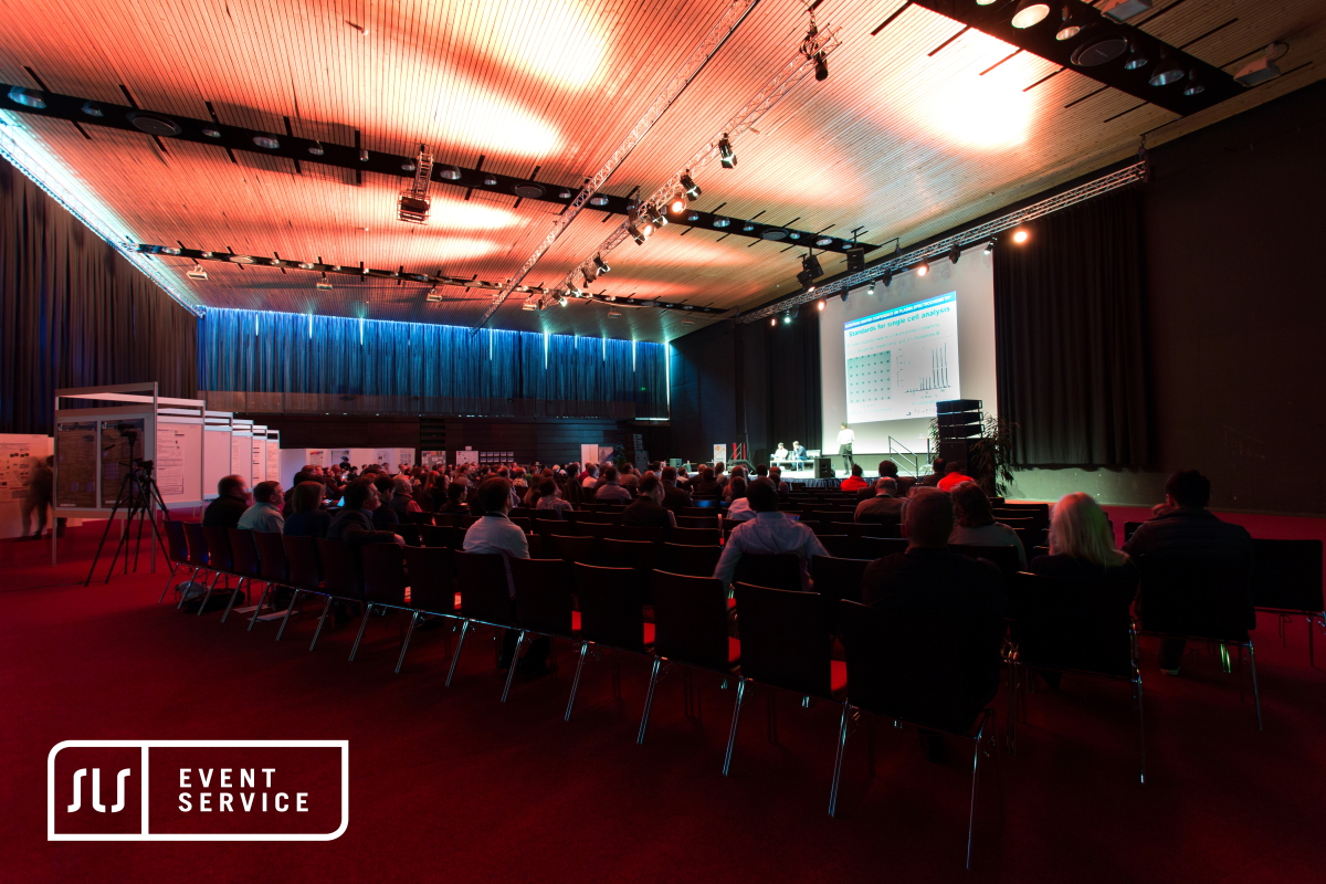 Kongress mit Bühne, Projektion, Lichttechnik und Veranstaltungstechnik von SLS Eventservice