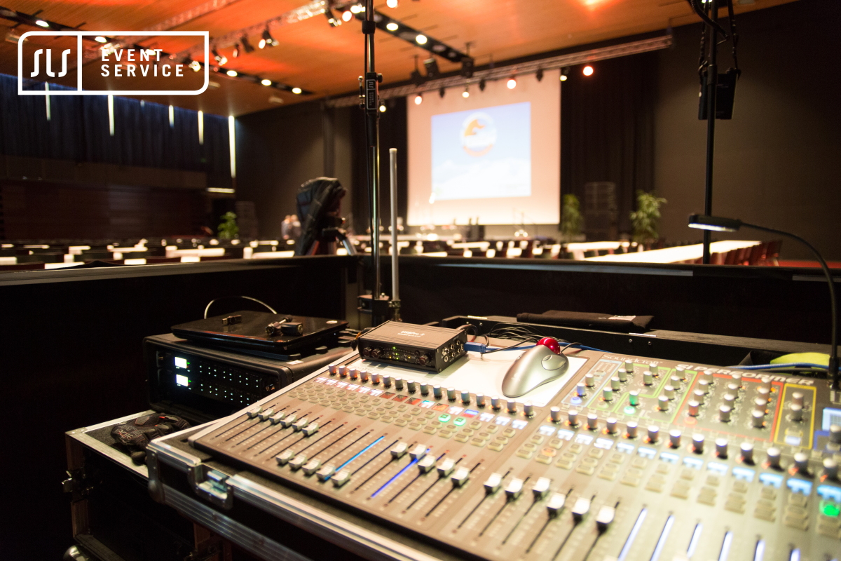 Professionelles Tonmischpult und Audiotechnik von SLS Eventservice bei einer Veranstaltung