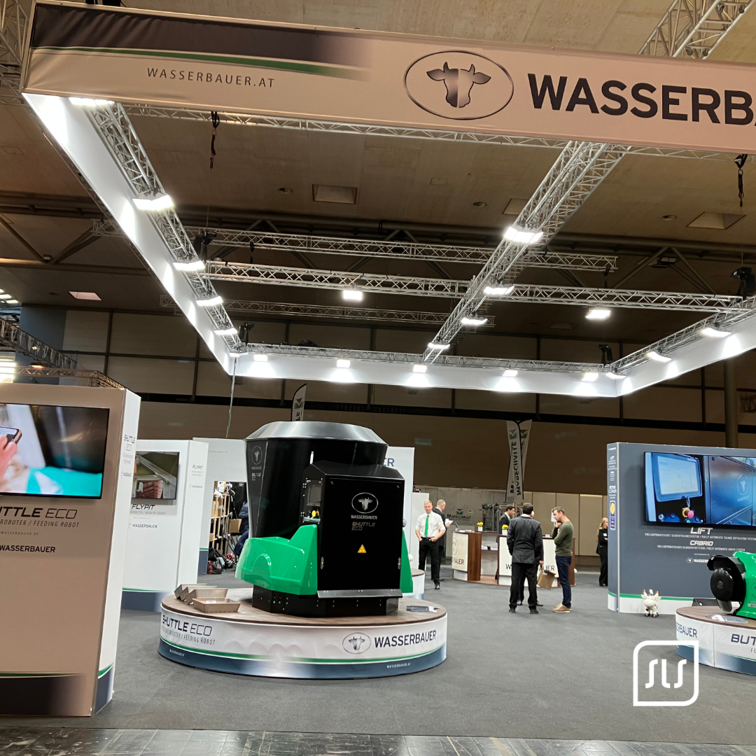 Wasserbauer Messestand mit grün-schwarzem Ausstellungsgerät und beleuchtetem Markenbanner auf der EuroTier 2022