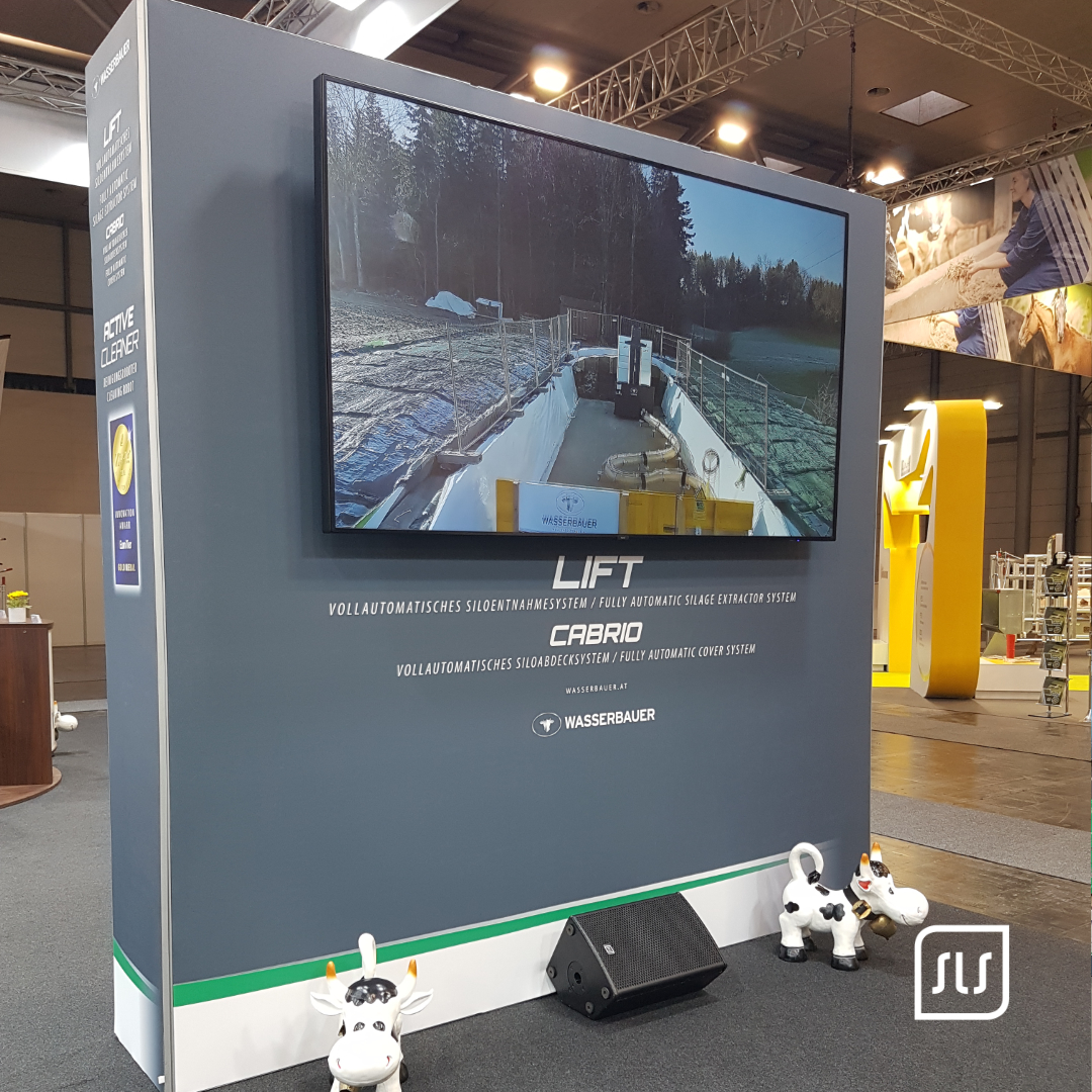 Präsentationswand von Wasserbauer mit großem Bildschirm auf der EuroTier 2022 in Hannover