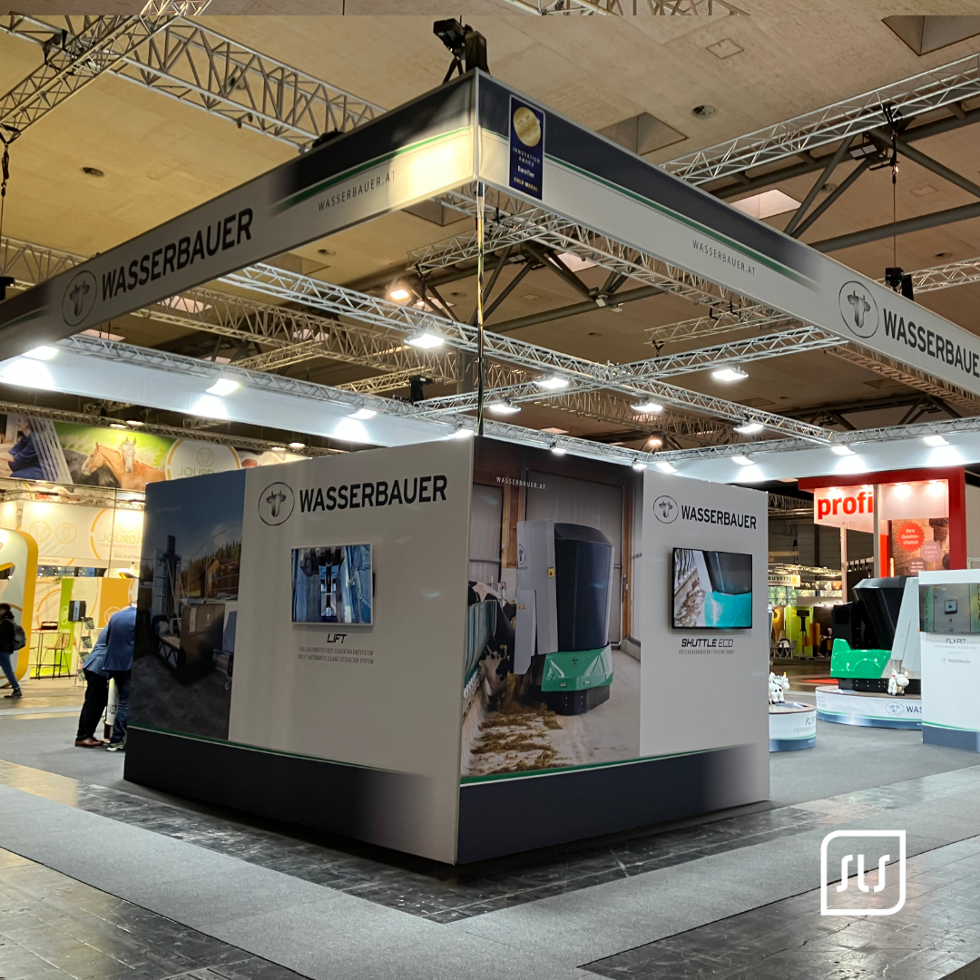 Gesamtansicht des Wasserbauer Messestands mit großen Markenbannern und Produktgrafiken auf der EuroTier 2022