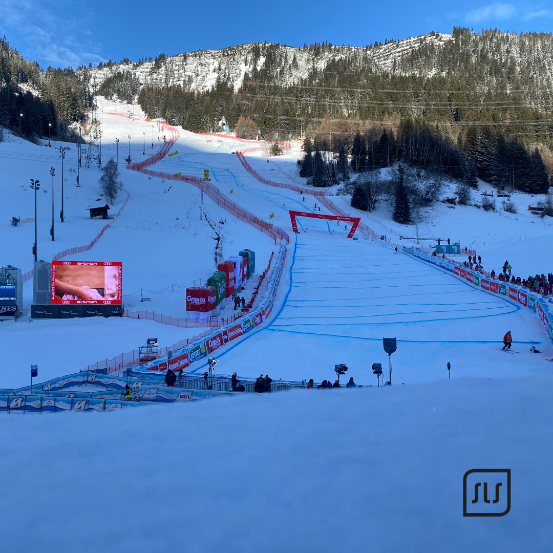 Blick über den abgesperrten Zielhang des Damen-Weltcups in St. Anton mit Videowand und Zuschauern