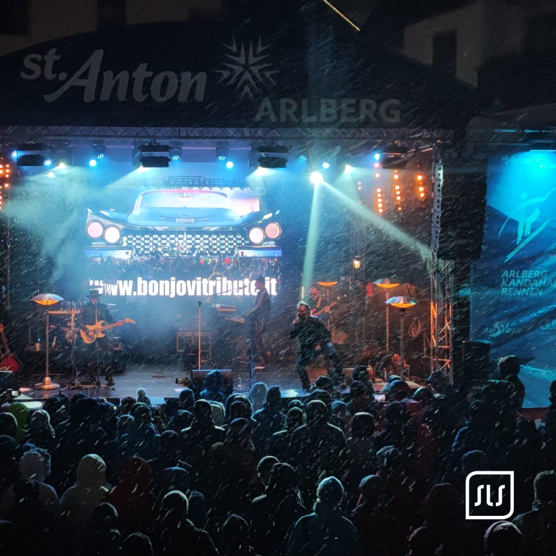 Konzertbühne mit Band und dichtem Publikum im Schneefall beim FIS Audi Damen-Weltcup in St. Anton