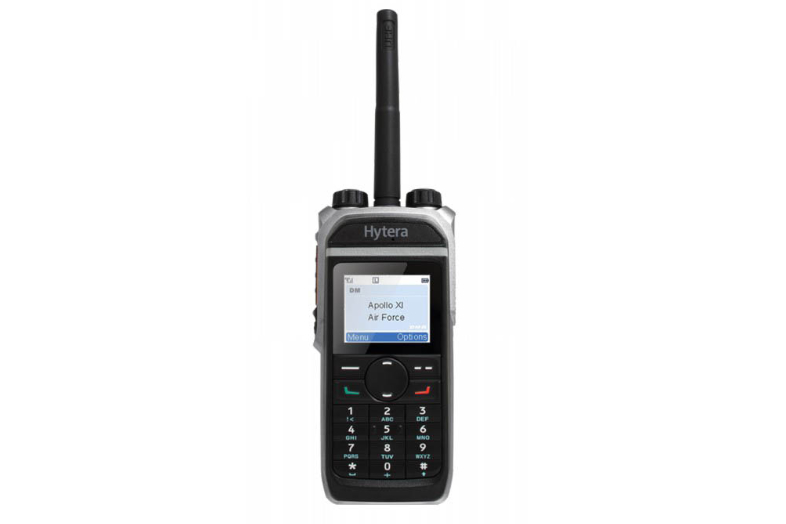 Hytera-Handfunkgerät von vorn mit Antenne, Farbdisplay und Zifferntastatur