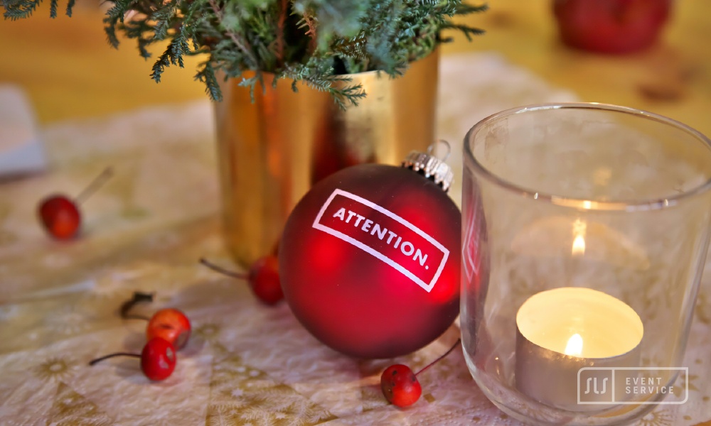 Winterliche Dekoration mit Kerze und Christbaumkugel bei einem Firmenevent