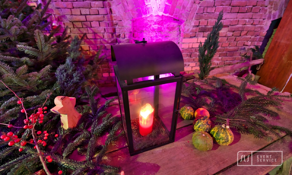 Winterliche Dekoration mit Laterne, Kerze und Tannenzweigen bei einem Firmenevent