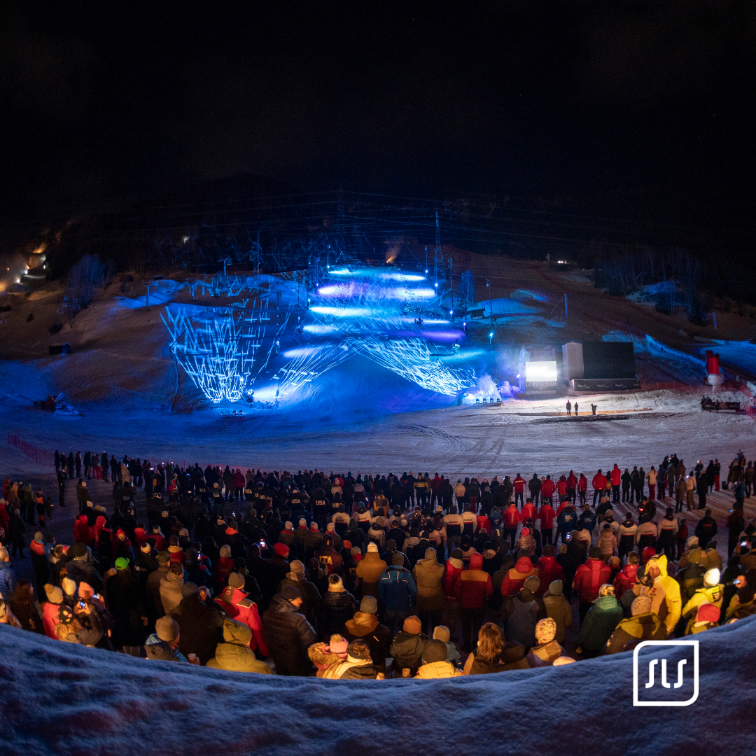 Publikum blickt auf blau beleuchtete Skipiste und Lichtshow bei der JWSC-Eröffnung 2023 in St. Anton