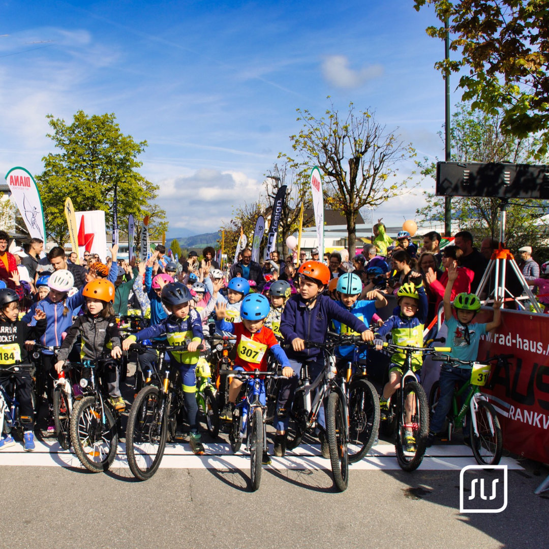 Kinder mit Fahrradhelmen stehen beim Käferle Cup mit ihren Rädern an der Startlinie in Rankweil