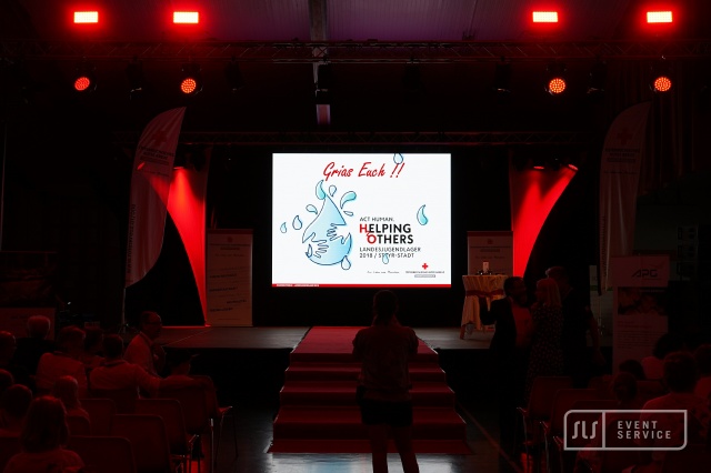 Bühne beim Fest „Helping Others“ des Österreichischen Roten Kreuzes mit Projektion und Lichttechnik von SLS Eventservice