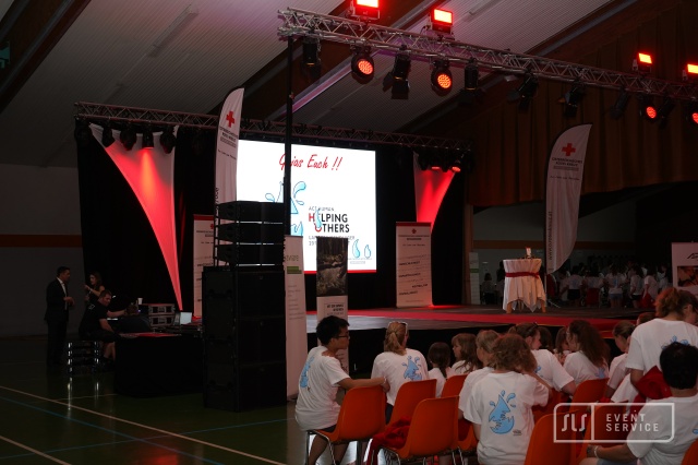 Bühne beim „Helping Others“-Fest des Österreichischen Roten Kreuzes mit Licht-, Ton- und Veranstaltungstechnik von SLS Eventservice