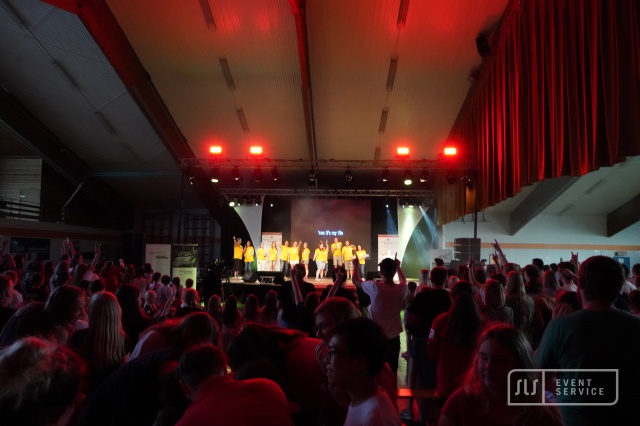 Mitarbeiterfest des Österreichischen Roten Kreuzes mit Bühnenshow, Publikum und Veranstaltungstechnik von SLS Eventservice